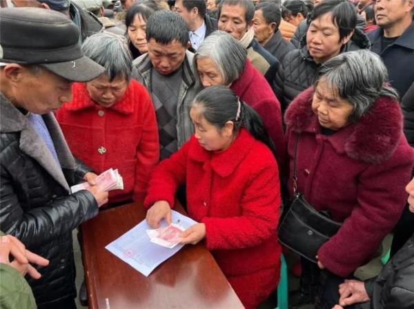 放弃农村土地分红怎么分的