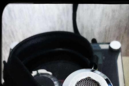伴奏有电流声怎么消除
