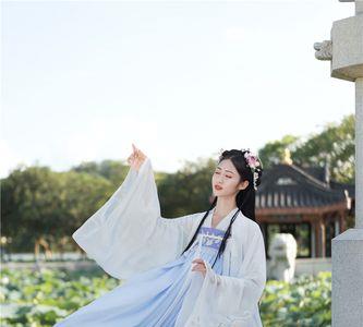 藏蓝色马面裙配什么颜色长袄