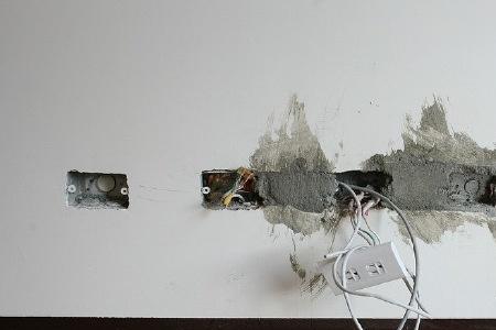插座面板上有细熔痕正常吗