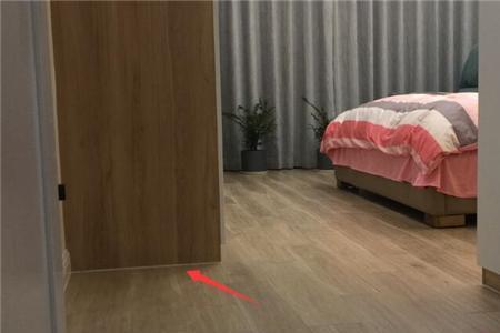 地板厢地板砖好还是地板条好