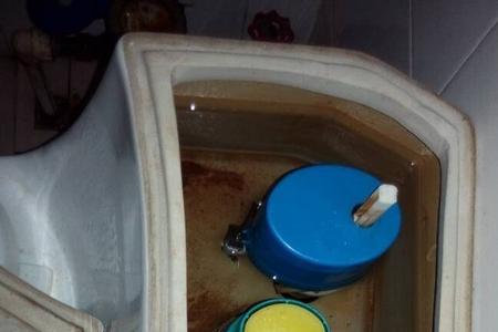 马桶底部漏水大便溢出