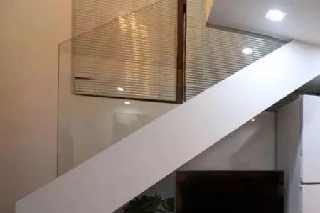 冰箱能放楼梯平直吗