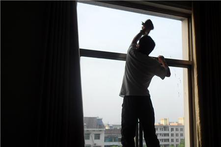 高空擦玻璃就系一根绳吗