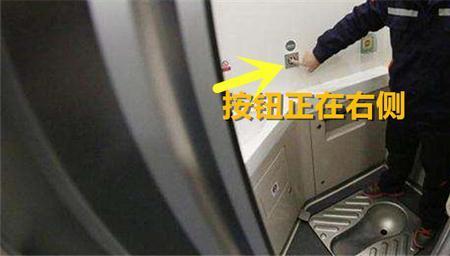 蹲便器后方墙面返碱