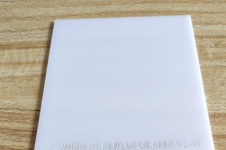 玻璃里面怎么出现乳白色东西