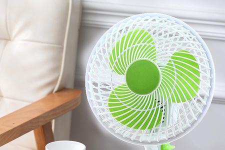 电风扇声音大风力小怎么回事