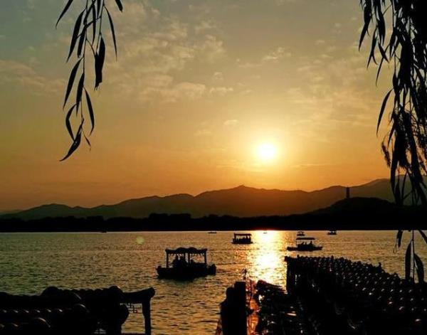 描写夕阳西下湖畔的古诗词