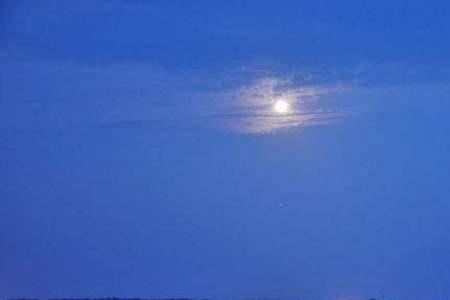 引入平江江水流，前面一句