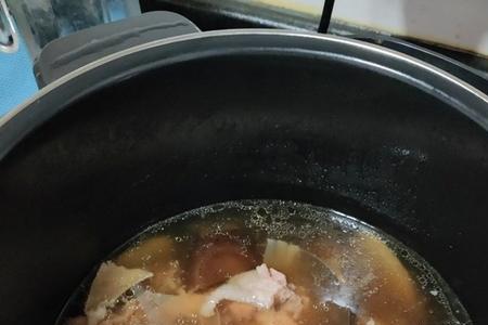 高压锅满满一锅能炖吗