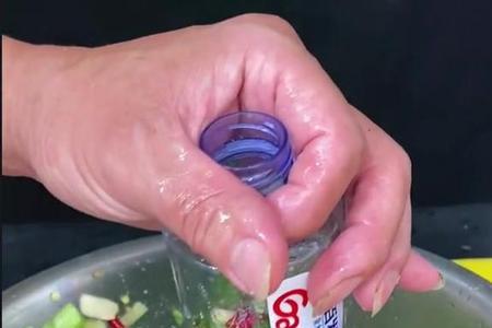矿泉水瓶做酸豆角后怎么放气