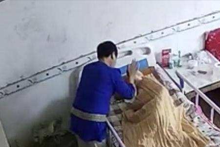 保姆能给老人洗澡吗