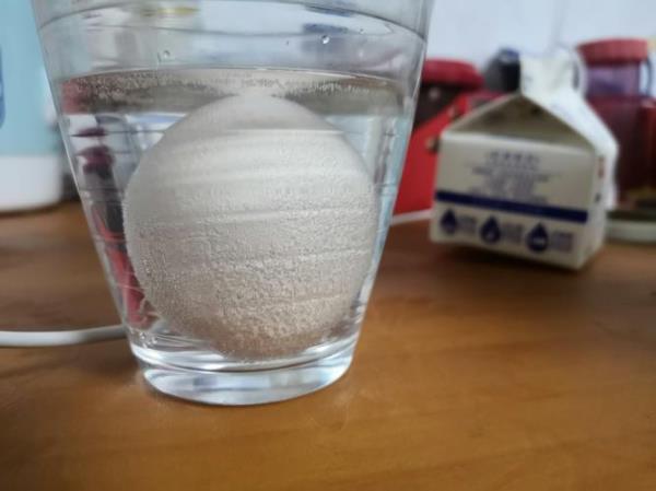 鸡蛋皮上有小气泡