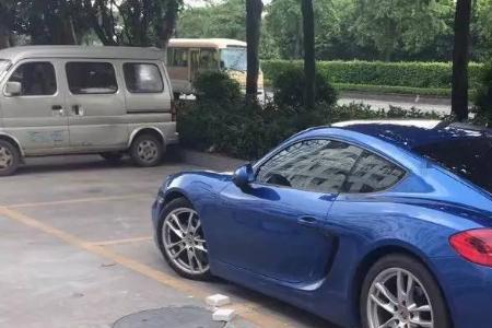别人车停自己车位上可以砸车吗
