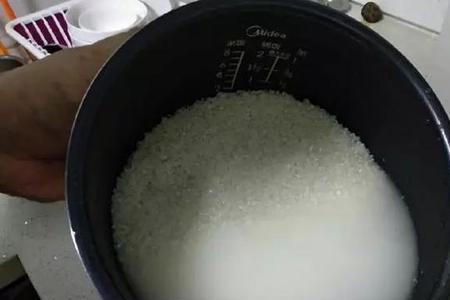 用铁锅蒸米饭的方法