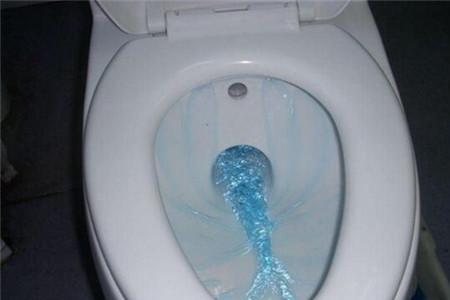 马桶不下水反而从底座漏水