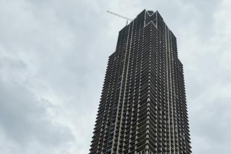 高楼大厦冒出了地面改为比喻句