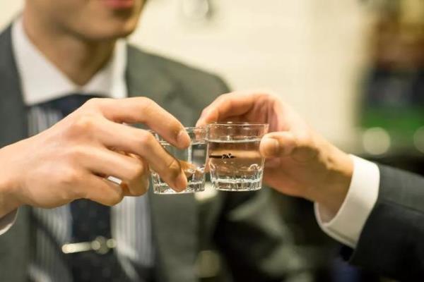 酒桌上喝奶能敬酒么