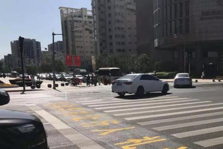 掉头在斑马线前还是斑马线后