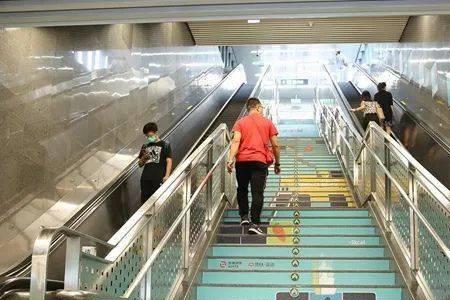 地铁站楼梯护栏高度标准