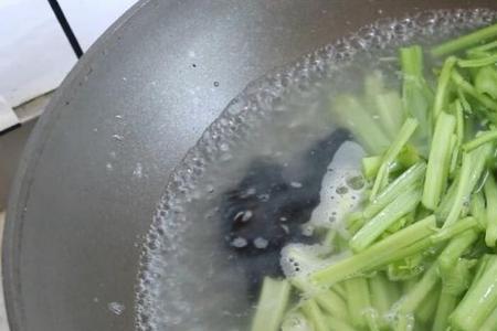 芹菜做馅用焯水吗