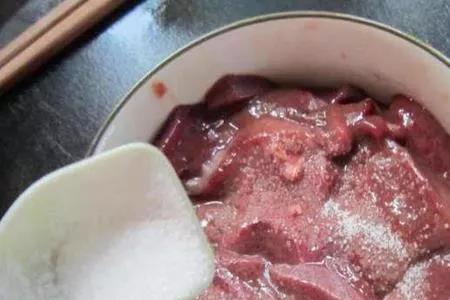 一斤猪肝放多少油