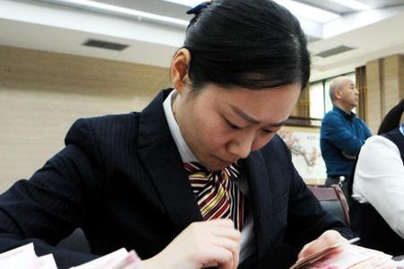 高龄老人存款用谁的名字好