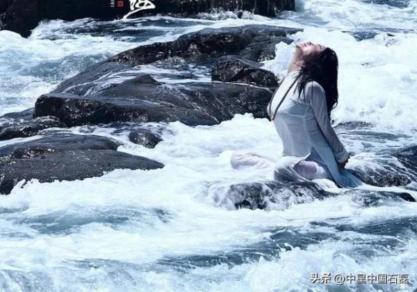 上联:浪潮荡漾波涛涌