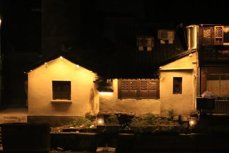 夜深千帐灯，千帐灯点明了什么