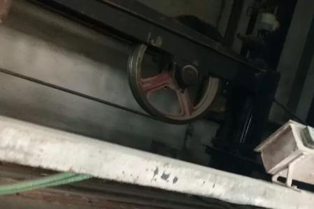 电梯安全钳抱死怎么解除