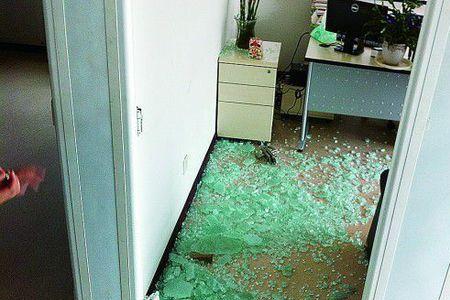 双层玻璃门碎了一面怎么更换
