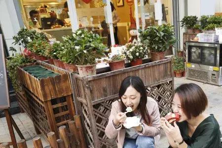 喜欢蹲在椅子上吃饭怎么回事