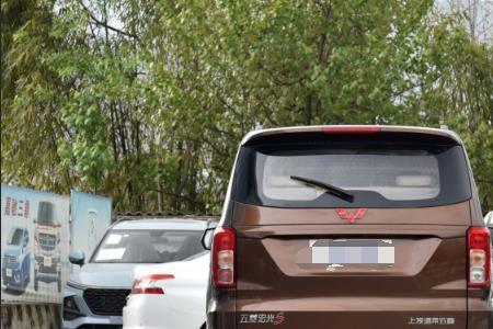 五菱宏光9座商务车