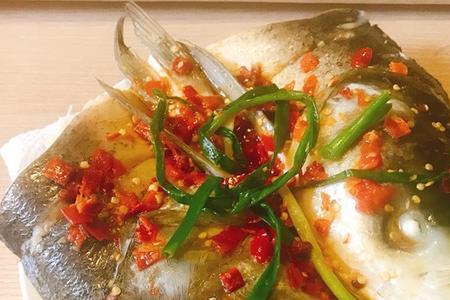 剁椒鱼头先油炸再蒸