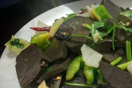 豆腐炒牛血块的做法