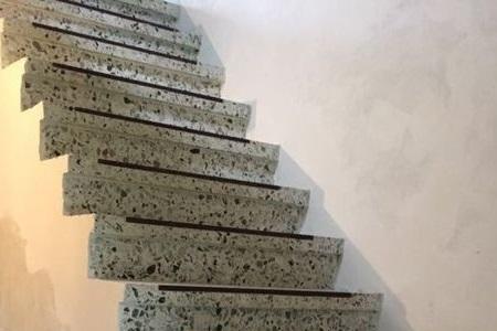 楼梯靠墙还要贴三角砖吗