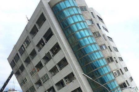 29层房子外墙倾斜了2公分正常吗