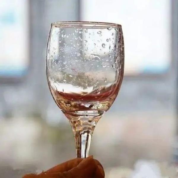 怎么能让水像白酒一样挂杯