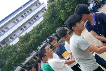 拔河哪个手在前