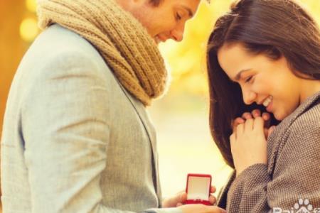 他主动帮我提包,是喜欢的意思吗