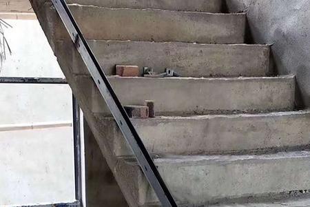 玻璃扶手无卡槽施工方法