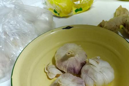 剥葱的剥蒜的是哪个里面的歌词