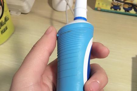 电动牙刷握柄发黄