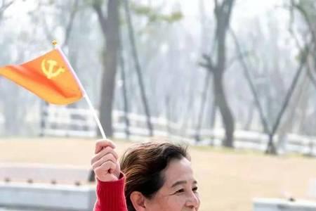 补充句子李阿姨是一名服务员