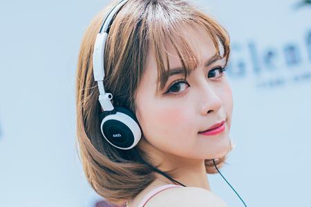 y30耳机佩戴方式