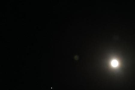 月全食旁边的超级亮星星是什么