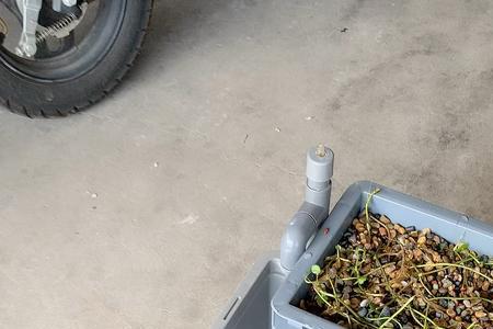 龟缸周转箱过滤滤材摆放