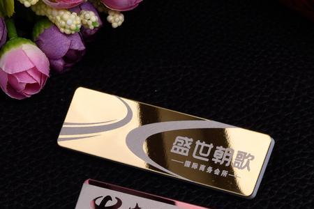 磁铁胸牌如何佩戴