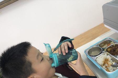 和同学一起喝水好吗