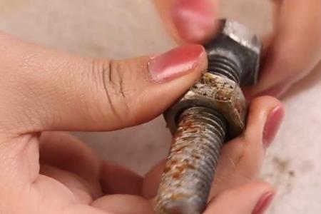 螺丝和塑料锈住怎么分开